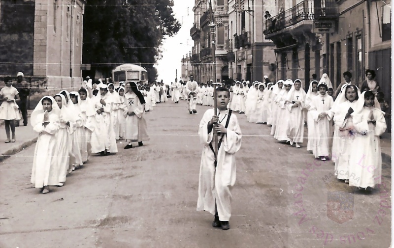 procession_com.jpg
